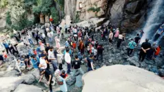 تجمع در آبشاری در یکی از مناطق محبوب گردشگری در اطراف همدان