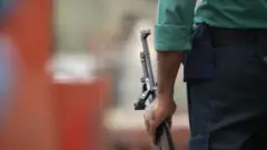 পুলিশ বাংলাদেশ।