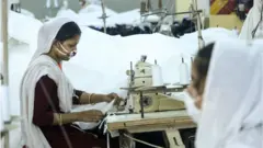 করোনাভাইরাসের কারণে বাংলাদেশে অঘোষিত লকডাউনের মধ্যেই রবিবার থেকে বন্ধ থাকা পোশাক কারখানাগুলোর বেশিরভাগই খুলছে।