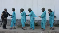 ټاکل شوې وه چې د وسله والو طالبانو او افغان حکومت ترمنځ د سولې خبرې د روانې مارچ میاشتې پر لسمه پيل شي، خو داسې ښکاري چې د بندیانو د تبادلې مسله د ښکېلو غاړو ترمنځ لانجمنه شوې ده.