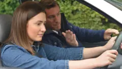 muškarac i žena u automobilu