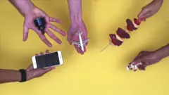 มือ 5 มือที่ถือสิ่งของต่าง ๆ ยื่นเข้ามาตรงกลาง