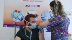 Covid aşısı yapılan bir sağlık çalışanı