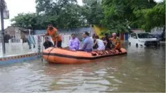 నగరాల్లోని ప్రధాన రహదారులపై కూడా పడవల్లో తిరగాల్సి వస్తోంది.
