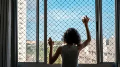 Com melhora nos números da doença e alívio de medidas sanitárias, maioria da população retomou rotina — para algumas pessoas, porém, transição para ‘novo normal’ é complicada.