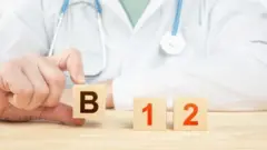 Produzida por bactérias mas encontrada principalmente em alimentos de origem animal, ela é essencial para bom funcionamento das células sanguíneas e do sistema nervoso.