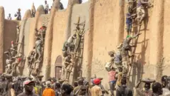 saqiir iyo kabiir, rag iyo dumar uma kala harin dhismaha masjidka