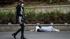 Бездомный в парке в Токио