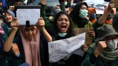 Sejumlah mahasiswa berunjuk rasa di Jalan Merdeka Barat, Jakarta, Kamis (17/10/2019). Massa pengunjuk rasa menuntut Presiden Joko Widodo mengeluarkan Perppu terkait Undang-undang KPK.