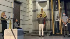 Deo predstave igra se napolju, ispred pozorišta