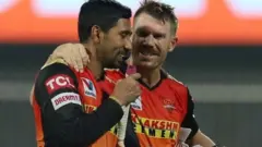 ஐ.பி.எல் 2020 திருப்புமுனை: MI அதிர்ச்சி படுதோல்வி - SRH Playoff சென்றது எப்படி?