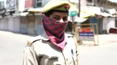 कोरोना महामारी के बीच पुलिसकर्मी