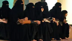 جدل حول عمل المنقبات في موسم الرياض