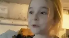 Menina loira canta