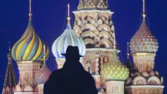 фигура на фоне собора Василия Блаженного