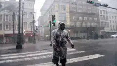 Hombre cruza la calle bajo la lluvia provocada por el huracán Ida en Nueva Orleans, Luisiana, Estados Unidos, el 29 de agosto de 2021.