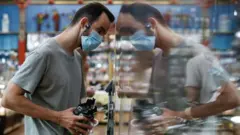 Покупатель в магазине "Чай-кофе" на Мясницкой