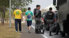 Manifestantes e policais em Brasília