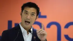 นายธนาธร จึงรุ่งเรืองกิจ