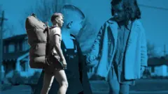 Joven aventurero ante la imagen de él de niño junto a su hermana mayor.