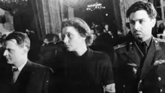 Yuri Zhdanov, segundo marido de Svetlana (esq.), Svetlana (centro), Stepan MIkoyan, filho de um ministro de Stalin (dir.) no funeral de Stalin | Foto: cortesia Stepan Mikoyan