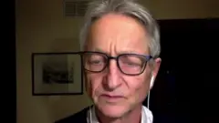 Жеффри Хинтон ўз лавозимини тарк этди ва сунъий ақл соҳасида тобора ўсиб бораётган хавфлардан огоҳлантирди.