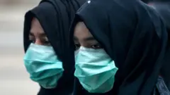 femme portant le masque