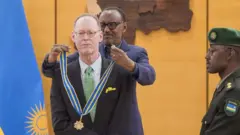 Prezida Paul Kagame yambika umudari Paul Farmer