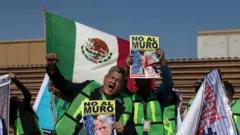 Hombre protestando contra el muro de Trump