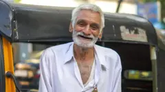 பேர குழந்தைகளுக்காக வீட்டை விற்று ஆட்டோவில் வாழும் முதியவர்