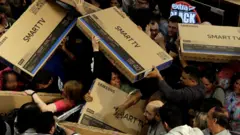 Consumidores disputam televisões em supermercado de São Paulo