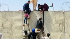 দেয়াল, কাঁটাতার সব বাধা পেরিয়ে বিমানবন্দরে ঢুকে পড়েন অনেক আফগান