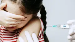 Una niña siendo vacunada contra la polio