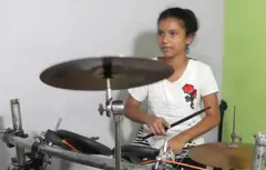 සංගීත භාණ්ඩ නොදුටු රිදීමාලියද්දේ ගැහැණු දරුවන්ගෙන් සංගීත කණ්ඩායමක්
