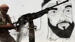 ইয়েমেনে ইউএই সমর্থিত একজন মিলিশিয়া। পাশের দেয়ালে আমিরাতের প্রতিষ্ঠাতা প্রয়াত শেখ জায়েদ আল নাহিয়ান