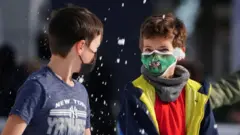 戴口罩少年