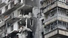 Os cerca de 300 mil moradores que restam estão encurralados sem eletricidade, gás ou água corrente.