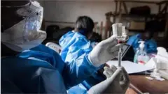 Selon les experts, plusieurs facteurs entravent le déploiement mondial des vaccins Covid.