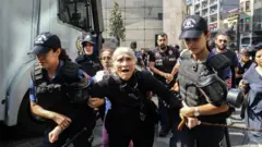 Emine Ocak Cumartesi Anneleri'nin Galatasaray Meydanı'na çıkması yasaklandıktan sonra böyle gözaltına alınmıştı