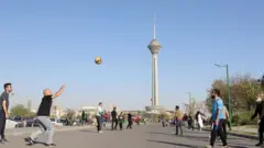 بازی در یک پارک در تهران، روز دهم فروردین