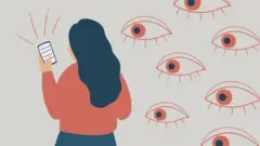 스마트폰을 보고 있는 여성