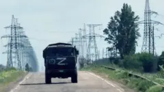 খেরসন শহরে ঢোকার পথে রুশ সামরিক যান