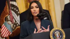 Kim Kardašijan za govornicom u Beloj kući 2019. godine