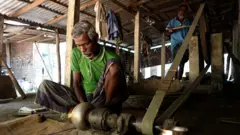 হারিয়ে যাচ্ছে কাঁসা-পিতল শিল্পীরা