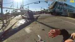 La avioneta segundos a punto ser impactada por el tren.