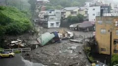 ভূমিধসে কয়েকটি বাড়ি পুরো ধ্বংস হয়ে কাদার নীচে চাপা পড়েছে