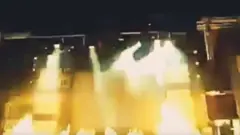 Коомдук сайттарда сахнада пиротехника жарылган учур тартылган видеолор жарыяланууда.