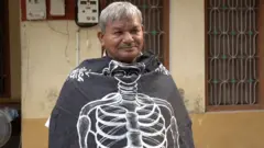 এসোসিয়েশন অব দ্য লিভিং ডেড এর ব্যানার গায়ে লাল বিহারি মৃতাক।