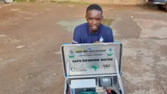 Timothy Kayondo transforme les déchets en charbon actif