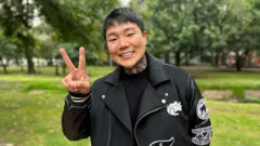 Zion Hwang, fotografiado por BBC Mundo en un parque en Bogotá.